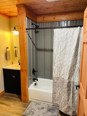 Ensemble douche/baignoire, sèche-cheveux, serviettes fournies