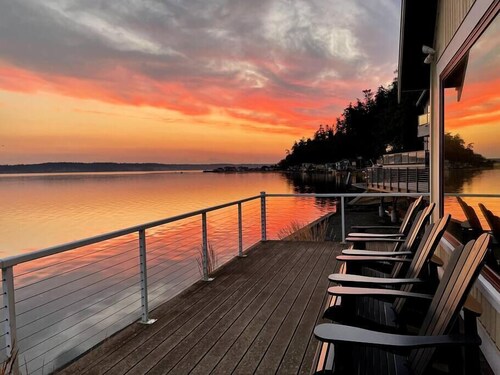 WhidbeyBeachHouse, Oceanfront Getaway on Private Beach 3BR·Office·fuboTV