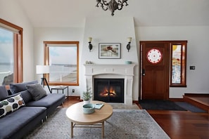 Smart TV, chimenea, libros y oficina 