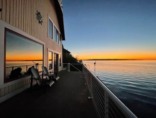 WhidbeyBeachHouse, Oceanfront Getaway on Private Beach 3BR·Office·fuboTV