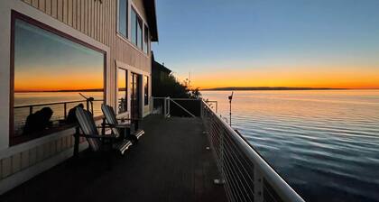 WhidbeyBeachHouse, Oceanfront Getaway on Private Beach 3BR·Office·fuboTV