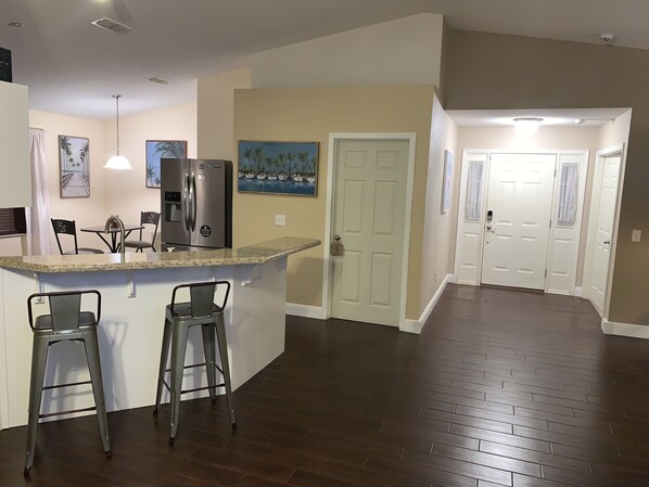 Fridge, microwave, oven, stovetop - D's Florida Vacation Home (Pensacola)