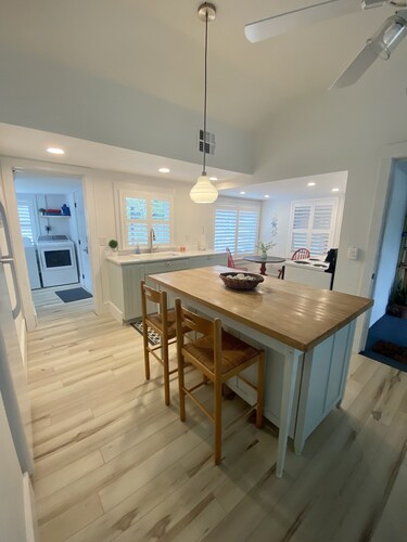 Chic cottage, Vamo area, close to beaches, pet friendly, kayaks 