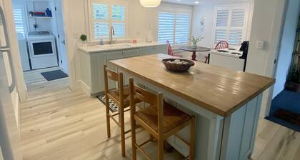 Chic cottage, Vamo area, close to beaches, pet friendly, kayaks