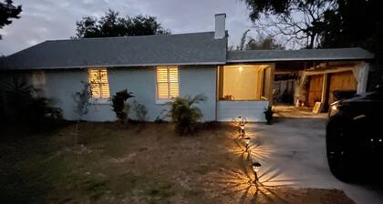 Chic cottage, Vamo area, close to beaches, pet friendly, kayaks