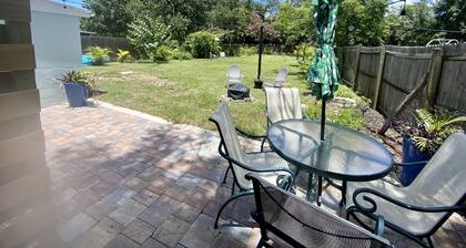 Chic cottage, Vamo area, close to beaches, pet friendly, kayaks