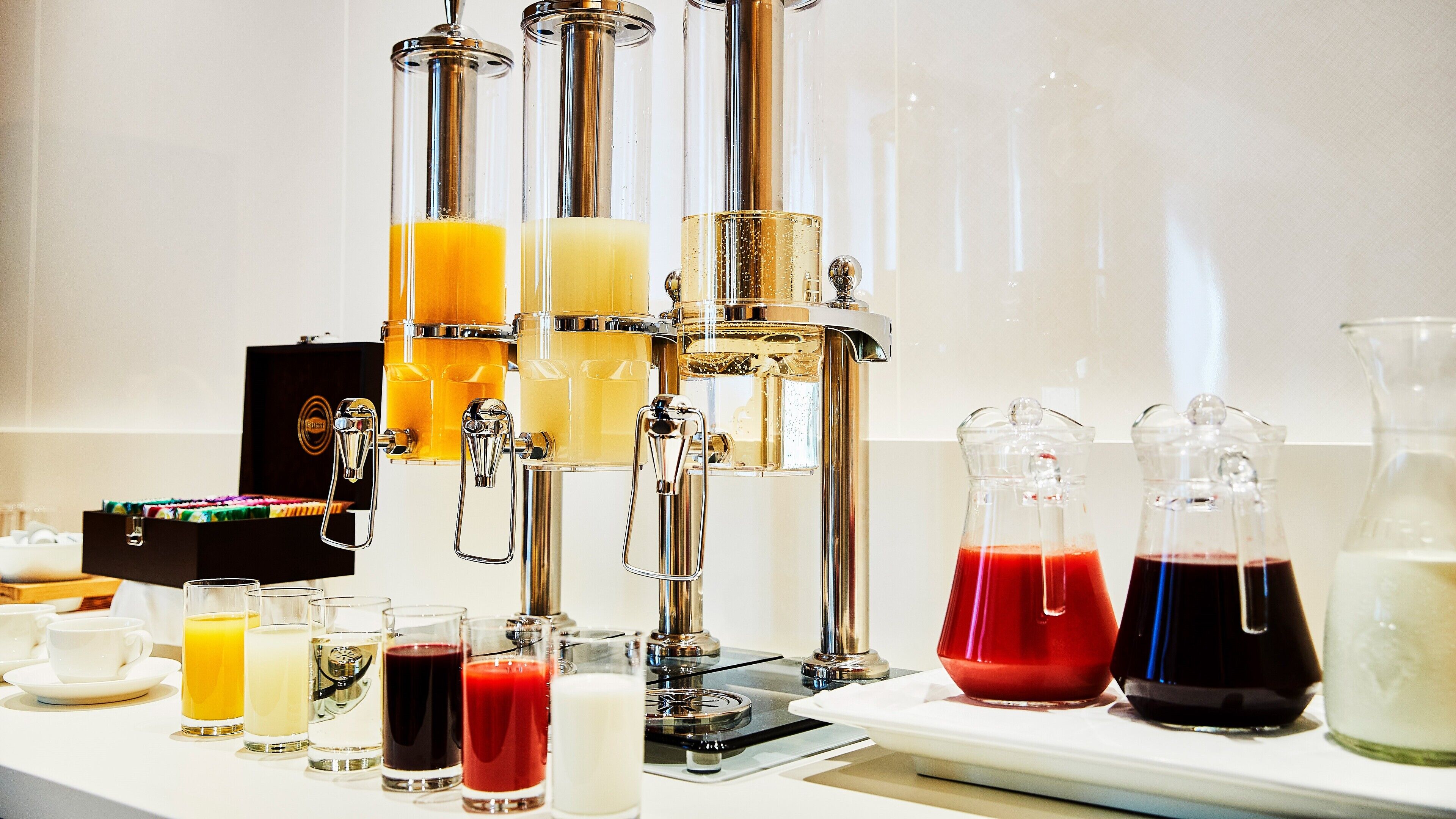 daily continental breakfast (jpy 2640 per person)