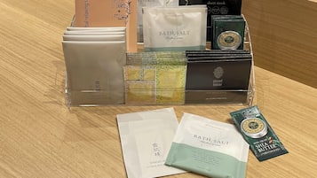 Variedad de productos para el cuidado de la piel y de baño, dispuestos sobre una superficie de madera.