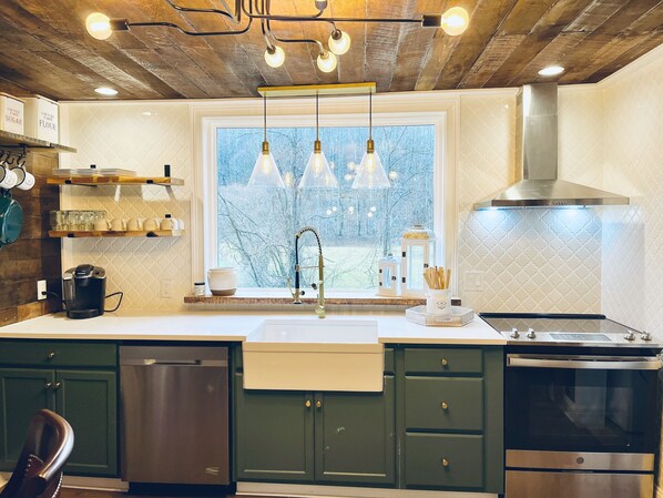 Refrigerador, microondas, horno y parrilla de estufa 