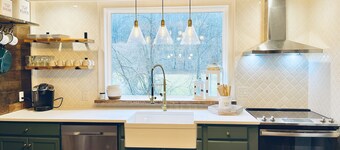 Beautifully remodeled cottage-w. Creek close to Downtown Boone & all activities