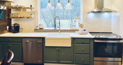 Beautifully remodeled cottage-w. Creek close to Downtown Boone & all activities