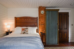 6 bedrooms, desk, iron/ironing board, free WiFi - The Riverside - Stay on the River - 15 minutes to Deep Creek and Wisp! (Friendsville)