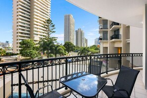 Outdoor dining - Chevron: Central 3-Bedroom Apt in Surfers Paradise (Surfers Paradise)