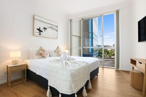 3 bedrooms, desk, iron/ironing board, travel cot - Chevron: Central 3-Bedroom Apt in Surfers Paradise (Surfers Paradise)