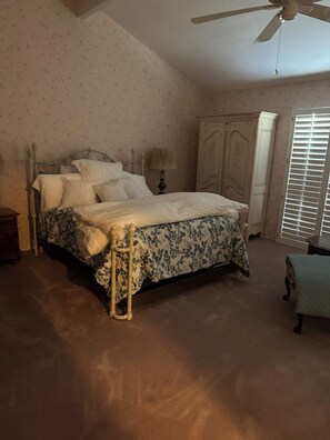 4 bedrooms, desk, iron/ironing board, free WiFi