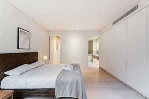 3 Schlafzimmer, Schreibtisch, Bügeleisen/Bügelbrett, Reisekinderbett