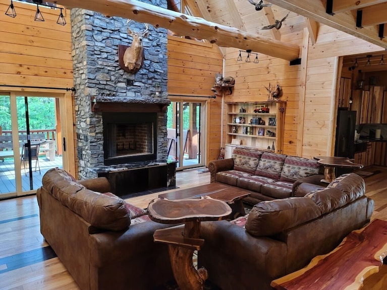 New Luxurious Cabin, 10 Min Away From Old Man Cave - Ohio