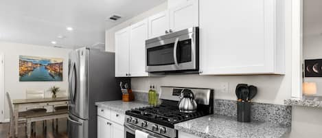 Refrigerador, microondas, horno, placa de cocina