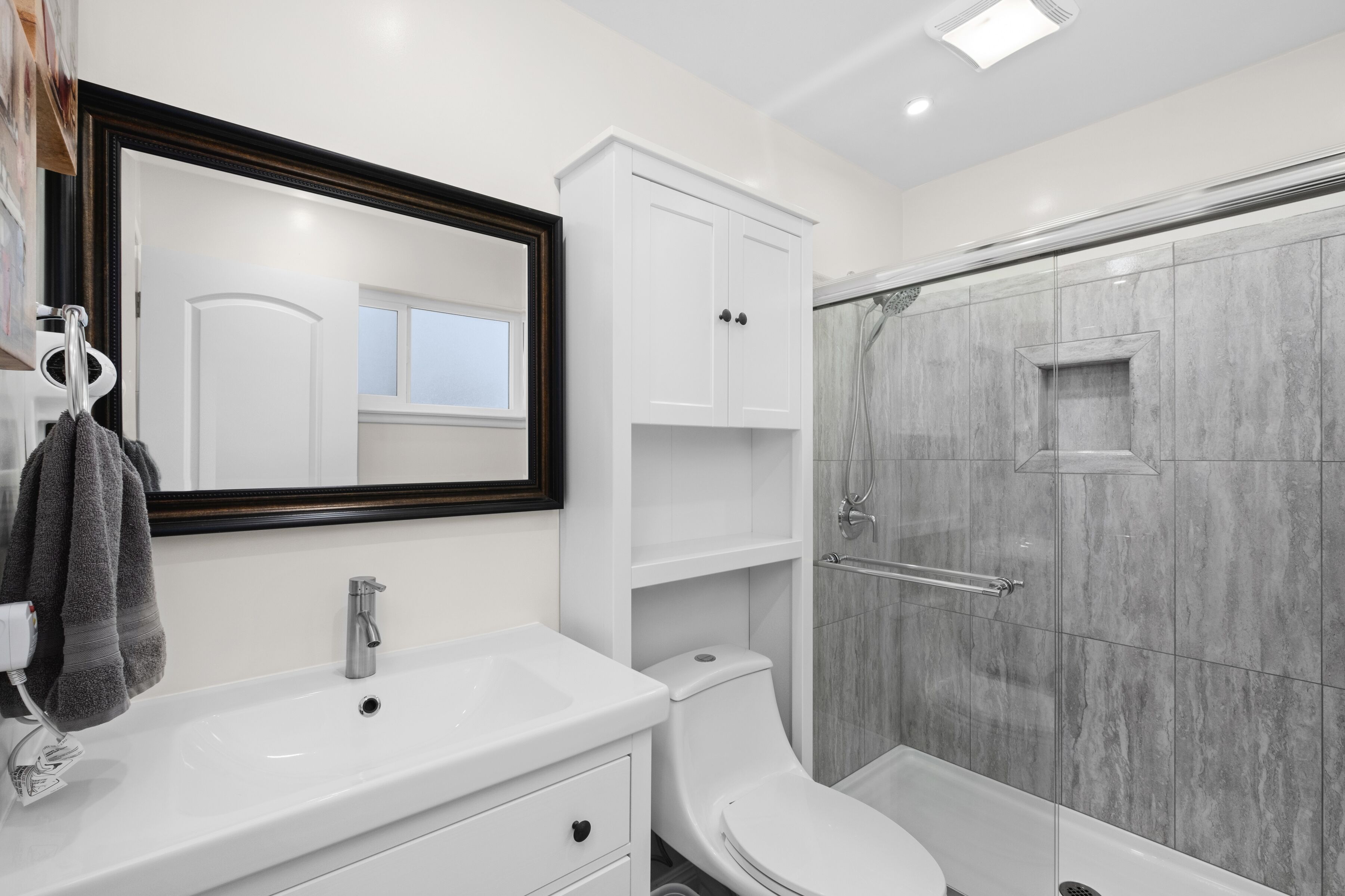 Combined shower/tub, hair dryer, towels, soap