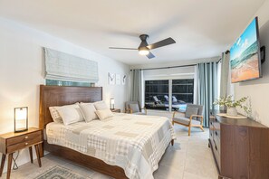 2 bedrooms, iron/ironing board, travel crib, free WiFi - Naples Oasis - 85F Heated Pool, Private Lanai, 10 Mins to Beach (Naples)