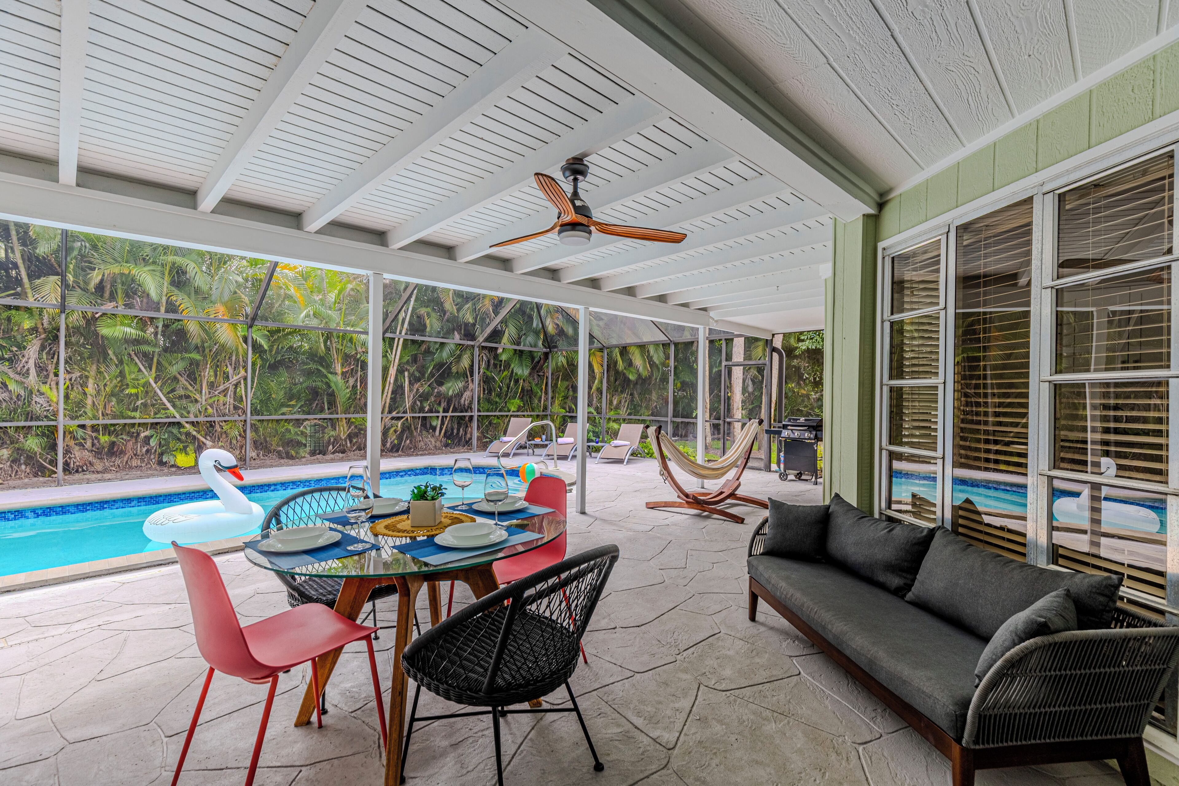 Spring Break Alert! Open March 2-12. Private 85F pool & 10 min to beach!