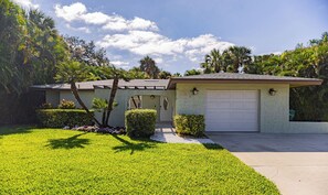 Exterior - Naples Oasis - 85F Heated Pool, Private Lanai, 10 Mins to Beach (Naples)