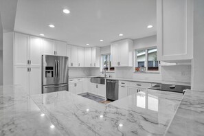 Frigorifero, microonde, forno, piano cottura