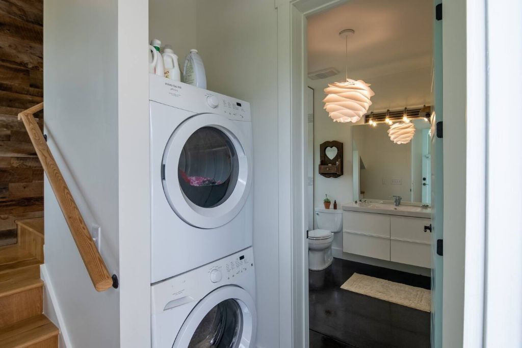 Modern Rustic Studio on 10 acres 10 minutes from downtown Brevard