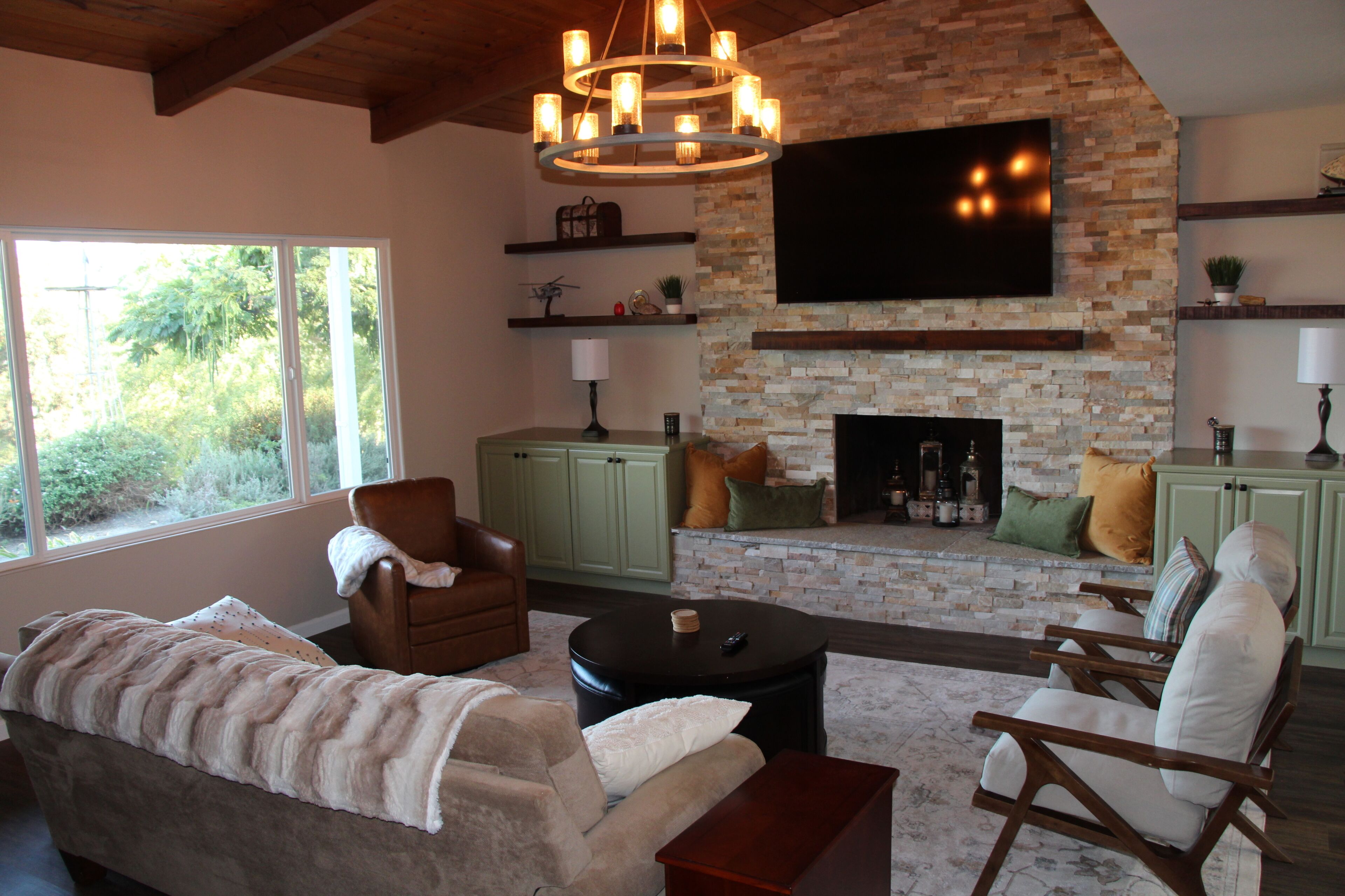 Smart-TV, peis, bøker og musikkbibliotek