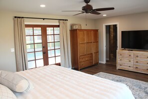 4 slaapkamers, een bureau, een strijkplank/strijkijzer, reisbedje