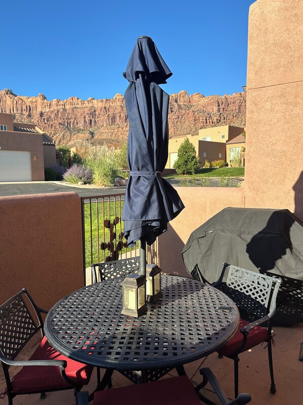 Outdoor dining - New! Beautiful, secluded views 10 minutes from Downtown Moab! (Moab)