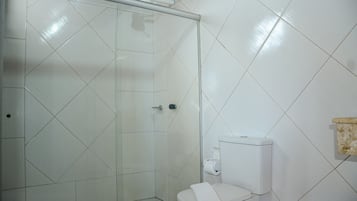 Superior Quadruple Room | Bilik Mandi | Pancuran mandi, tuala disediakan
