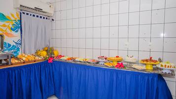 Café da manhã com buffet grátis todos os dias