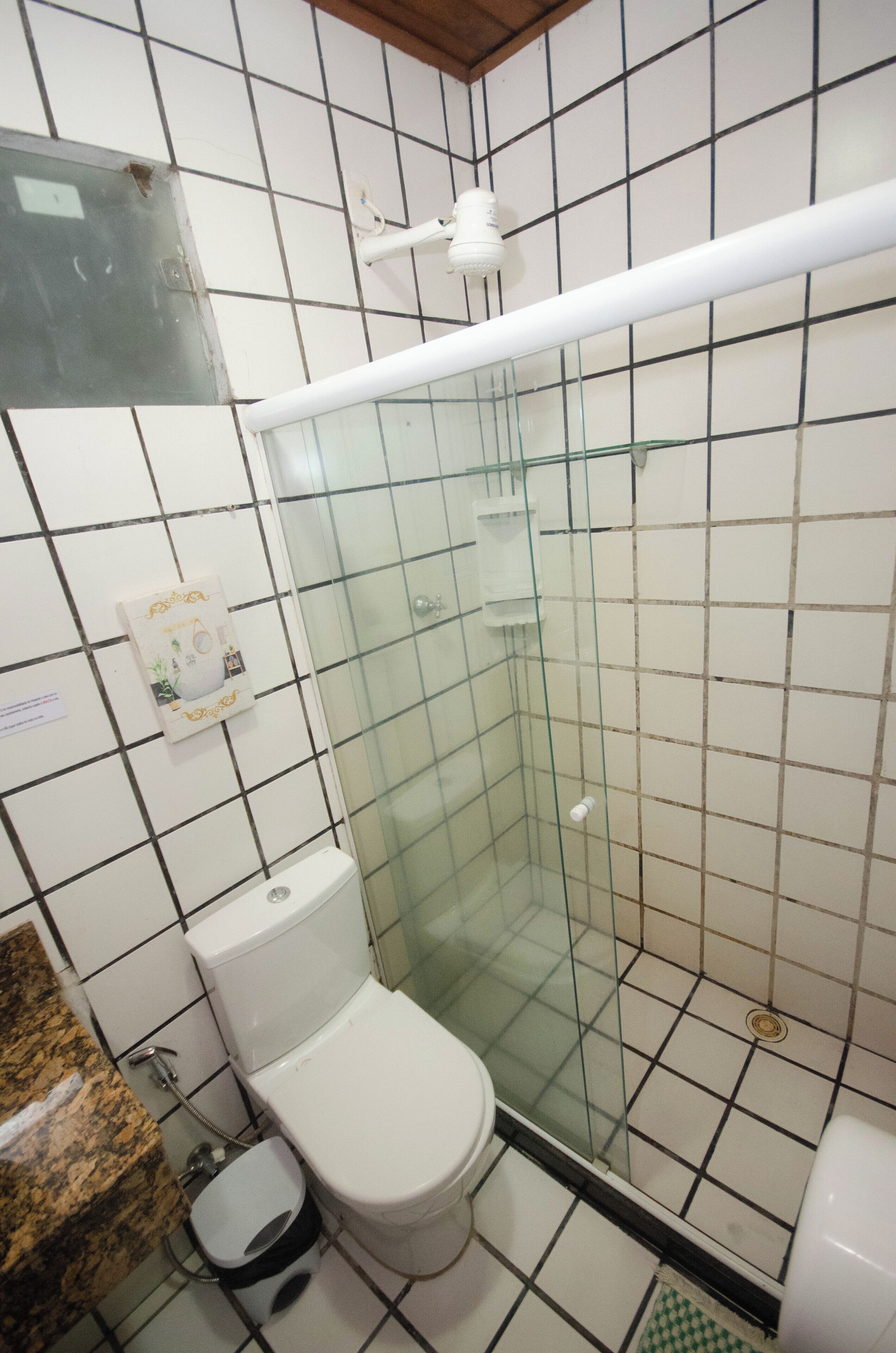 标准公寓 | 浴室 | 淋浴设施、毛巾