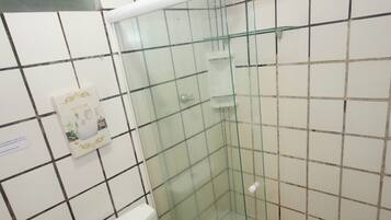 Apartamento standard | Banheiro | Chuveiro, toalhas de banho