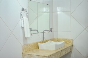 Superior Quadruple Room | Bathroom | Shower, towels - Pousada Morro Tropical (Cairu)