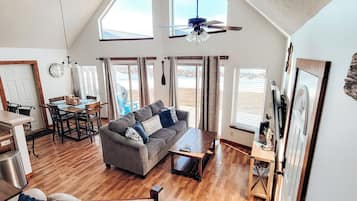 TV connectée, lecteur de DVD, livres