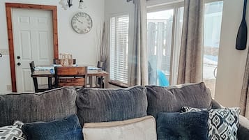 TV connectée, lecteur de DVD, livres
