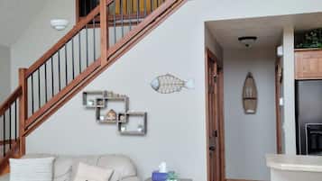 TV connectée, lecteur de DVD, livres