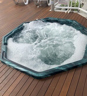 Outdoor spa tub - eleven@paradise. 2 bedroom, walk to the beach! (Surfers Paradise)