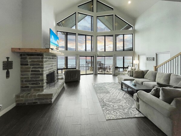 Smart TV - Lake House with pool + hot tub on Golf Course with boat dock (Malakoff)