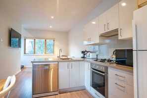 ثلاجة، ميكروويف، فرن، موقد طهي مسطح