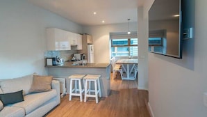 A modern apartment with a kitchen, dining area, and living space. - Snow Dayz - Dinner Plain (Dinner Plain)