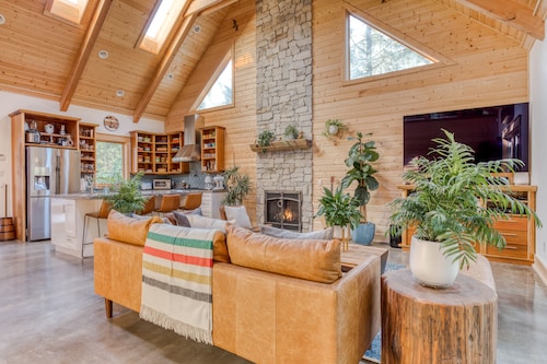 Boutique Cabin. Beautiful. Luxurious. Hot Tub. Path to Beach.