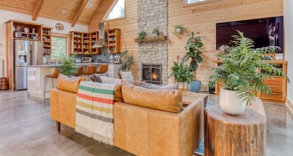 Boutique Cabin. Beautiful. Luxurious. Hot Tub. Path to Beach.