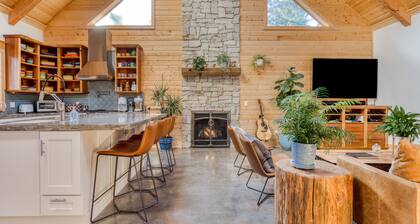 Boutique Cabin. Beautiful. Luxurious. Hot Tub. Path to Beach.