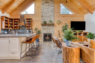 Boutique Cabin. Beautiful. Luxurious. Hot Tub. Path to Beach.