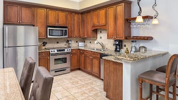 雪櫃、微波爐、焗爐、爐具