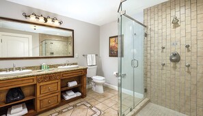 Combined shower/tub, jetted tub, hair dryer, towels