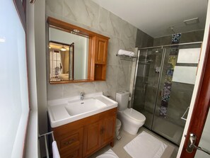 Tina, toallas, jabón, papel de baño